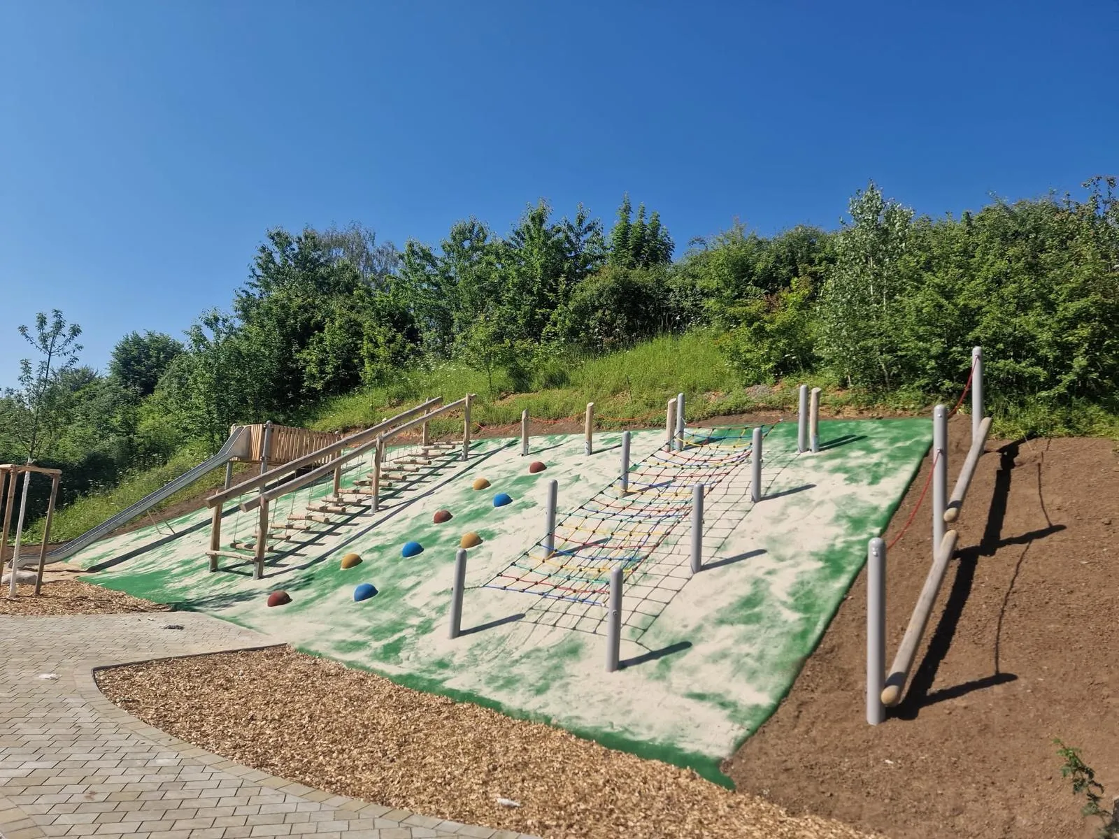 Kletterhang mit Seilnetzen und Boulder-Steinen, montiert von Moshrif Spielplatzbau in Mainz
