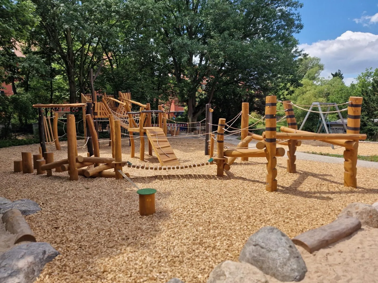 Weitläufige Kletter- und Balancierlandschaft aus Robinie, montiert von Moshrif Spielplatzbau in Darmstadt