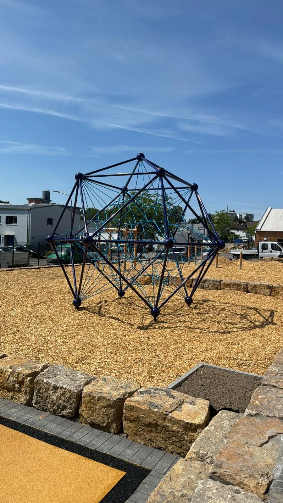 Blaue Kletternetz-Pyramide aus Stahl und Seil, montiert von Moshrif Spielplatzbau in Trier
