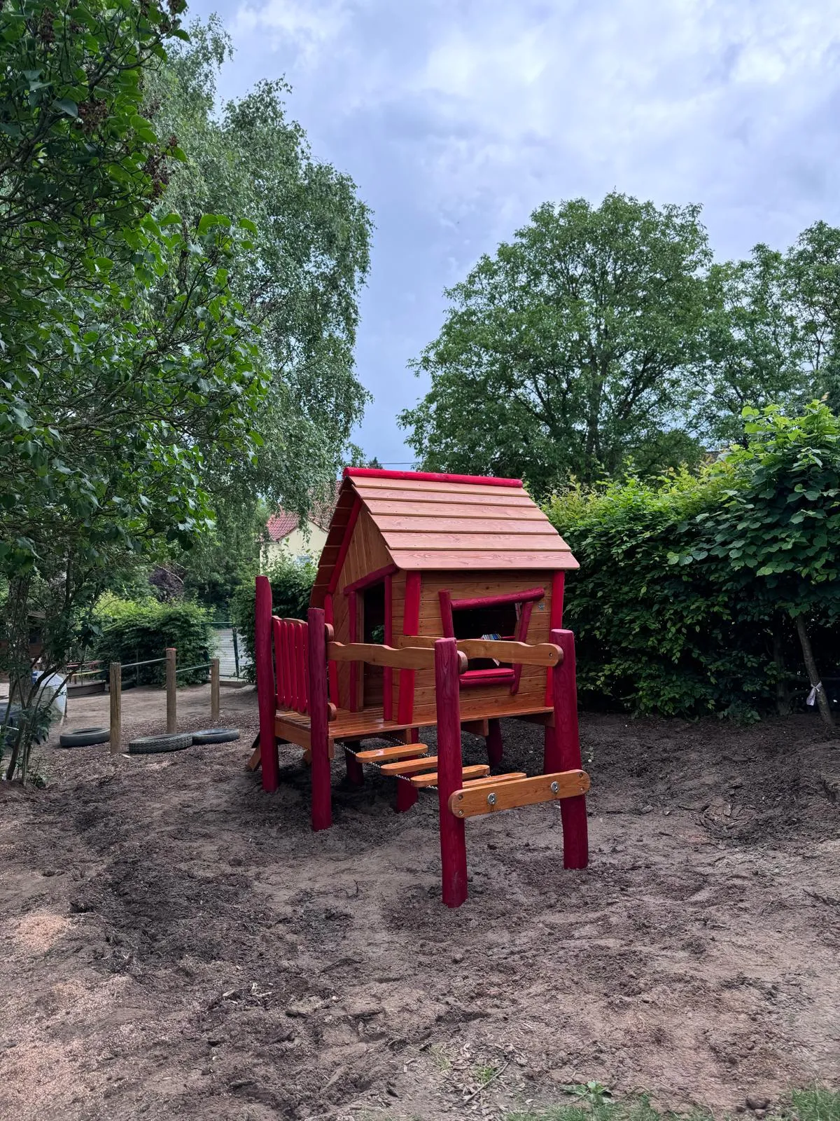 Geodätische Kletterkugel aus Stahl und Seil, montiert von Moshrif Spielplatzbau in Koblenz
