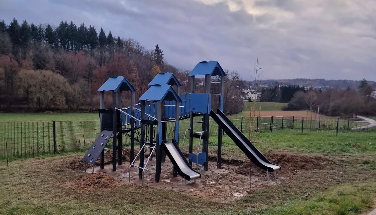 Großer Robinie-Spielturm mit Edelstahlrutsche und Kletterwand, montiert von Moshrif Spielplatzbau in Wiesbaden