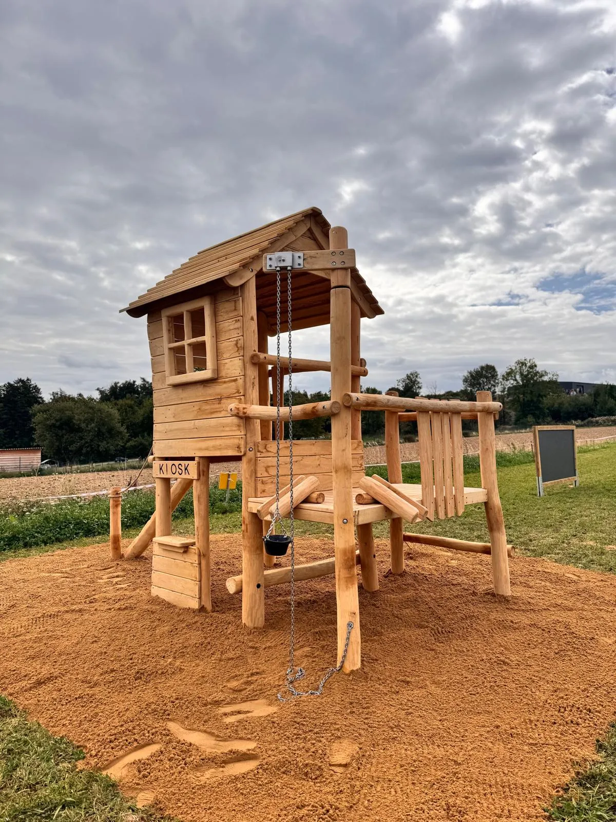 Robinie-Spielhaus im Kiosk-Stil mit Glockenseil, montiert von Moshrif Spielplatzbau in Kassel