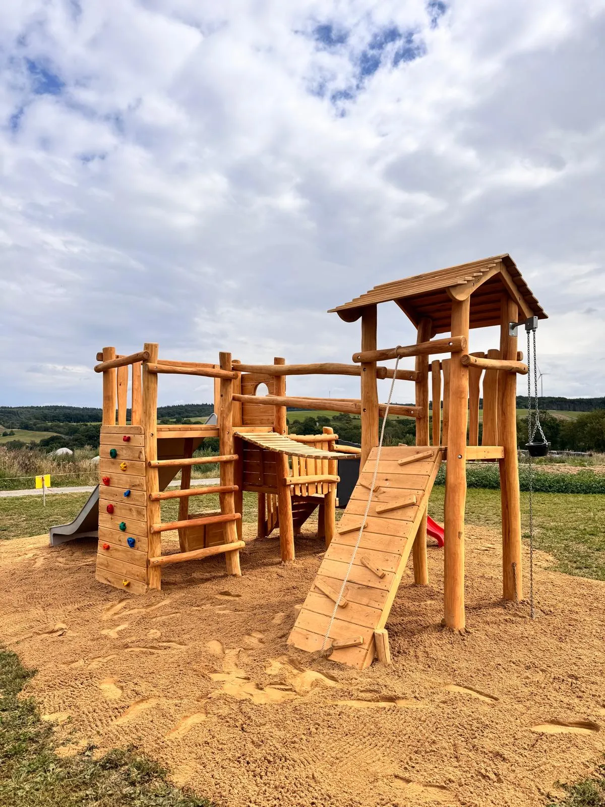 Große Robinie-Kletteranlage mit Kletterwand und Hangrutsche, montiert von Moshrif Spielplatzbau in Wiesbaden