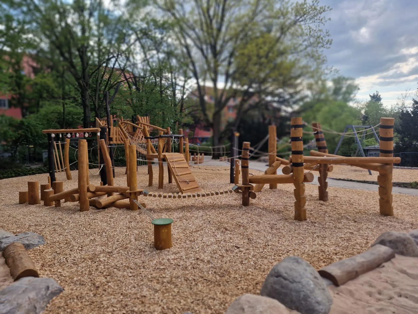 Robinie-Kletterlandschaft mit Balancierstämmen auf Rindenmulch, montiert von Moshrif Spielplatzbau in Mainz