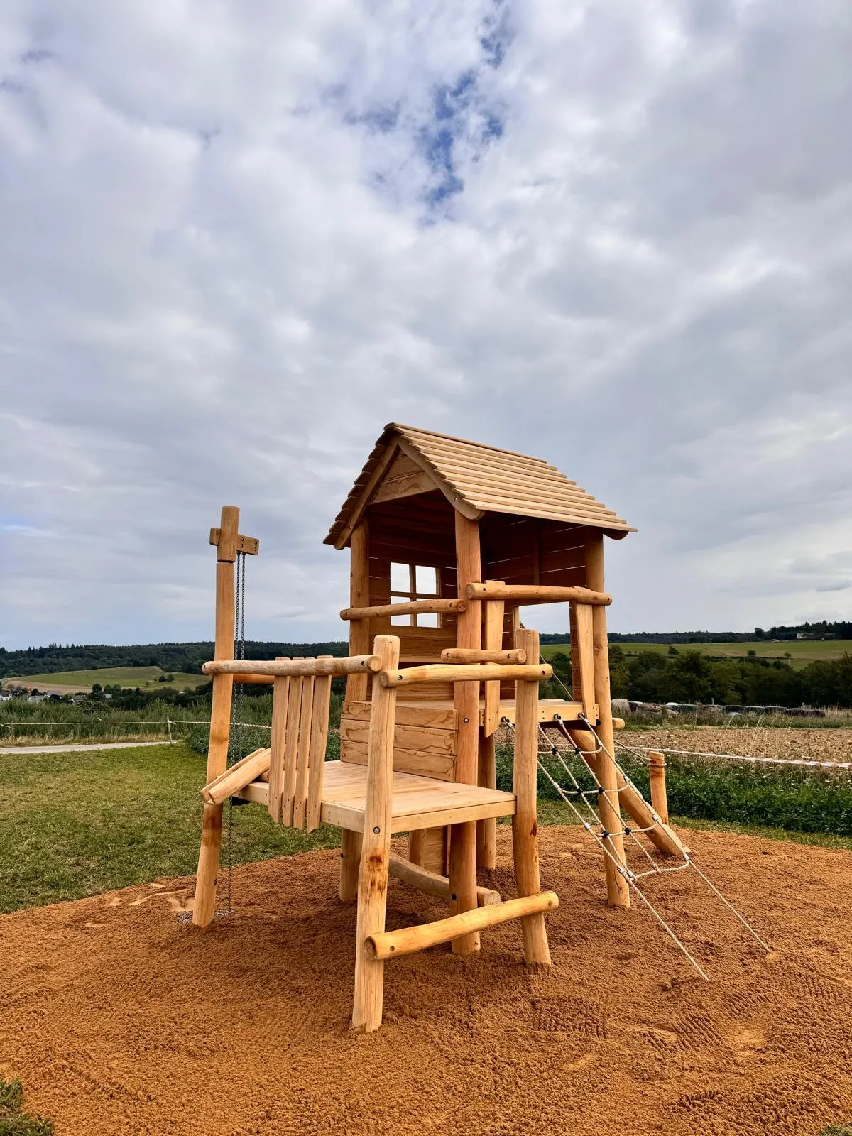 Robinie-Spielturm mit Spielhaus und Kletternetz, montiert von Moshrif Spielplatzbau in Bremen
